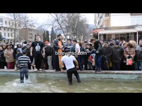 Видео: БОЙ ЗА КРЪСТА В БОТЕВГРАД! / Fight for holy cross in Bulgaria!