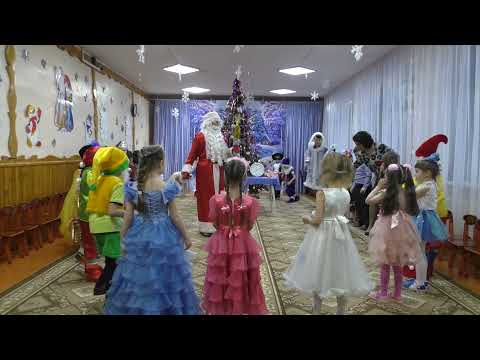 Видео: Игра "Передай снежок". Новогодний утренник "Волшебные часы".
