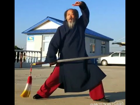 Видео: Даосский мастер Цзэн Янхоу  (曾阳厚) демонстрирует Удан цзянь фа (武当剑法) или "Технику уданского меча".