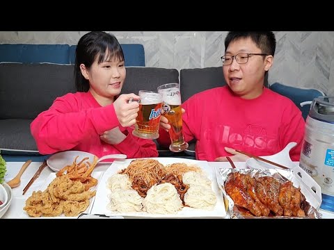Видео: Ямайская тонкая ножка 🍗 Жареная чугунная лапша, лапша, жареная куриная кожу, мукбанг с пивом