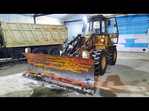 Видео: Гидравлический поворотный отвал на фронтальный погрузчик