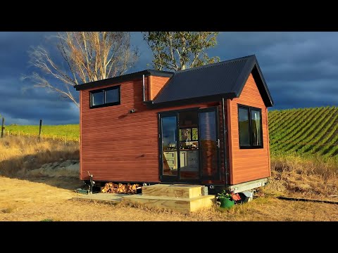 Видео: Маленький дом засмеяли все соседи, но когда зашли внутрь у всех волосы стали дыбом