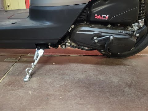 Видео: Снятие пластика и установка боковой подножки на Yamaha JOG AY-01, Honda Tact AF 75/79