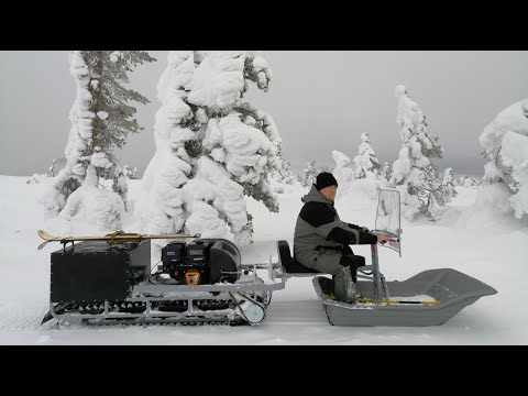 Видео: Мототолкач штурмует высокую снежную гору.  Отзыв снегоходчика
