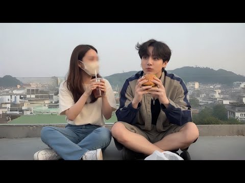 Видео: 1 минуту назад! Чонгук в прямом эфире ест бургер — но кто рядом с ним?!