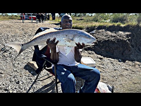 Видео: Рыбалка на красного быка с моим отцом во Фрипорте, Техас
