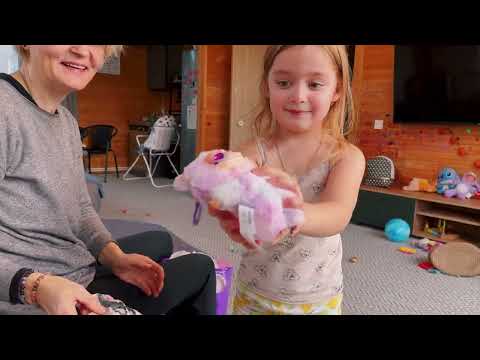 Видео: ПРИЕХАЛА АНЯ! РАСПАКОВКА ПОДАРКОВ! ДЕНЬ РОЖДЕНИЯ!