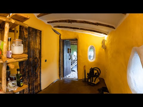 Видео: Тамбур в доме из самана