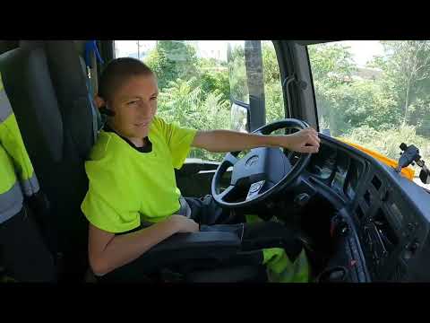 Видео: Бойко ме учи да работя с бетоновоз 1/2 | Denis Kadirow TruckVloger