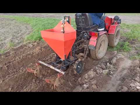 Видео: Самодельная картофелесажалка в работе. Посадка картофеля. Нарезание борозд под посадку картофеля.