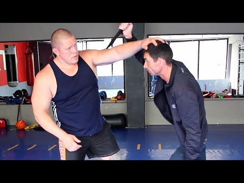 Видео: Как правильно защищаться от ножа / Самооборона против ножа