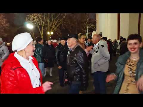 Видео: 7.11.25г... "ЛИСТЬЯ ЖЕЛТЫЕ"... 🍂🍂🍂... танцы в Темноте... Гомель, Парк... 👍💯👍..