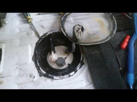 Видео: Как заменить топливный фильтр TOYOTA VITZ SCP10