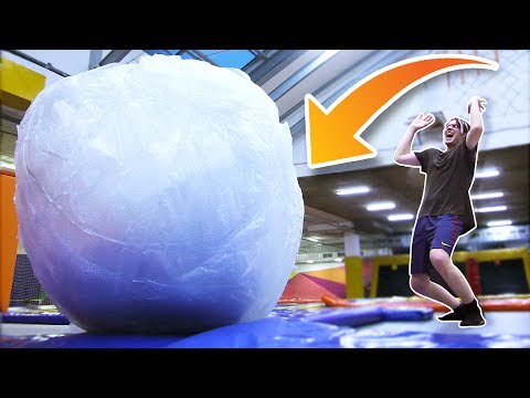 Видео: ГИГАНТСКИЙ НЕПРОБИВАЕМЫЙ ШАР ИЗ ПУЗЫРЬЧАТОЙ ПЛЕНКИ