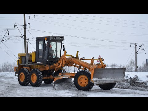 Видео: Автогрейдер ДЗ-98В. Очистка переезда.