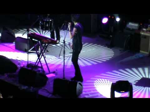 Видео: Земфира - Взгляд с экрана (Казань 06.11.11)