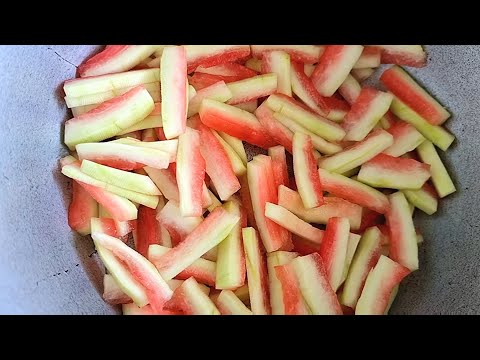 Видео: НЕ ВЫБРАСЫВАЙТЕ АРБУЗНЫЕ КОРКИ! Приготовьте это лакомство из арбузной корки