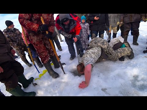 Видео: РЫБА МОНСТР НЕ ЛЕЗЕТ В ЛУНКУ! НА ЭТО ВЫВАЖИВАНИЕ СОБРАЛАСЬ ТОЛПА! Рыбалка на судака на водохранилище
