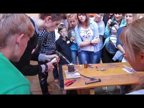 Видео: Литье металла в ручной центрифуге