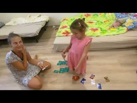 Видео: Тася играет в «спящие королевы»