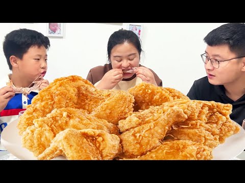 Видео: Дэн Дан сам разработал жареную курицу, которая была хрустящей снаружи и нежной снаружи.