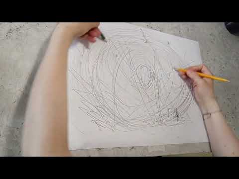 Видео: Правая и левая рисуют вместе.