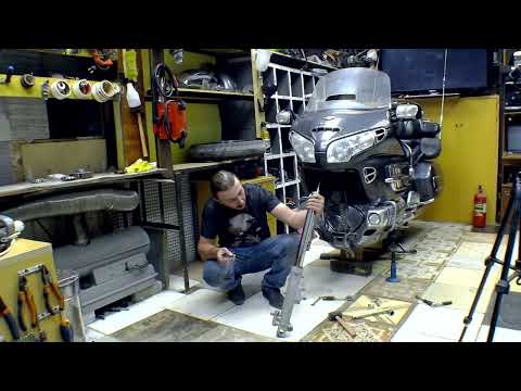Видео: Снятие траверс Honda GL1800 GoldWing Ч1