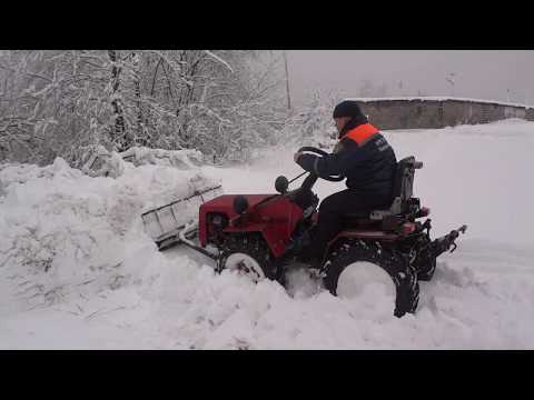 Видео: Беларус МТЗ 082 / мтз 132 Чистит снег и сугробы 30 см. Часть 1. Mini tractor vs Arctic invasion!