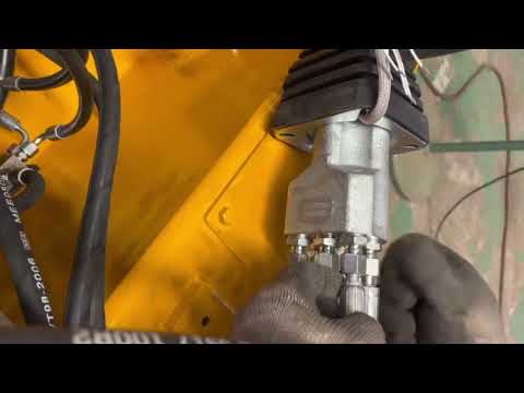 Видео: Рабочий подключает электропроводку к соленоидам