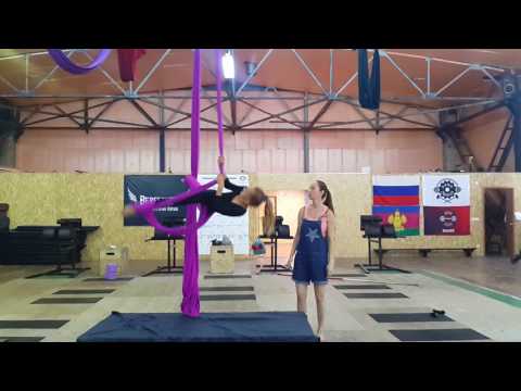 Видео: Aerial silk воздушные полотна