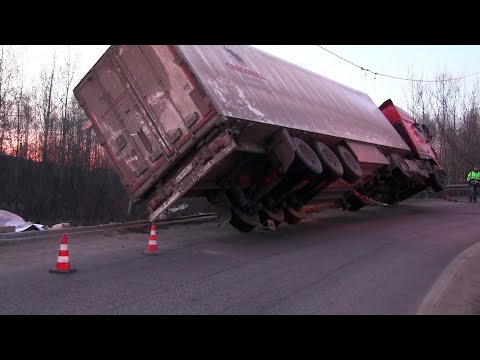 Видео: ДТП с РЕФом с 20 тоннами бумаги.