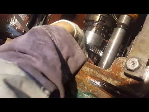 Видео: Станок 1а62 коробка скоростей снятие вала шпинделя