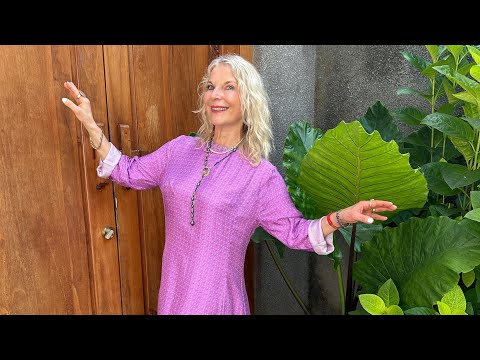 Видео: НОВАЯ РОСКОШНАЯ КОЛЛЕКЦИЯ CHANEL. ПАЛЬТО. ПЛАЩИ. ЖАКЕТЫ, ЖИЛЕТЫ. РЕКОМЕНДУЮ Заказать +37069823337/WA