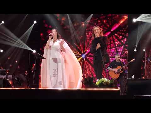 Видео: Олег Винник і Еліна Іващенко - Діаманти [прем'єра 2021] _ Бровары 7.03.2021г.