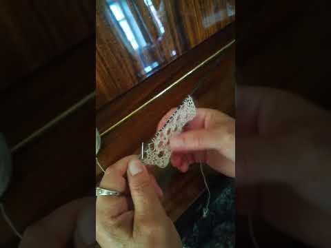 Видео: Способ вязания узорного элемента "Горохи" с выворотной петлёй.