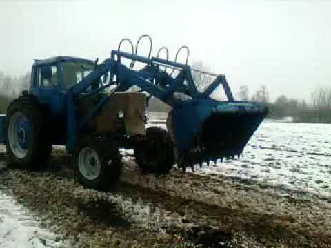 Видео: мтз-82 розвозим торф погрузчиком