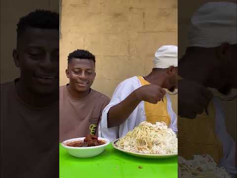 Видео: Наконец он поел корма от Roro.