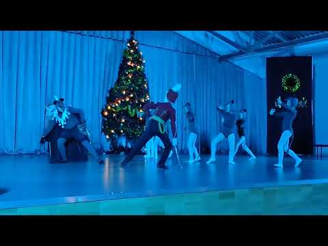 Видео: СПб, школа 654, балет "Щелкунчик". Фрагмент с мышами и солдатиками. Январь 2022.