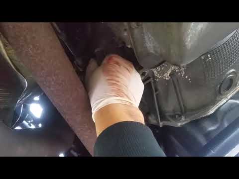 Видео: Ford F150 2006 года не переключает передачи. Часть 2. Установка узла троса переключения передач.