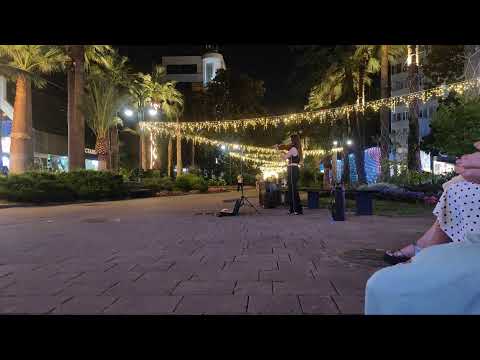 Видео: Девушка играет на скрипке в центе Сочи в прямом эфире!