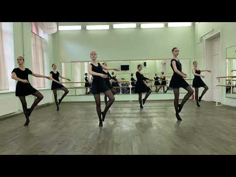 Видео: Экзерсис на середине зала