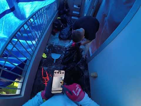 Видео: Демонтаж плитки на балконі ,було протікання Balcony Leak Fix Removing Tile Prepping for New ones