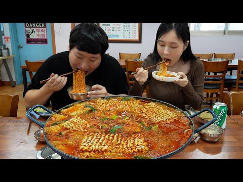Видео: Budae-jjigae, тушеная колбаса с подругой в Uijeongbu - кулинарное шоу Mukbang