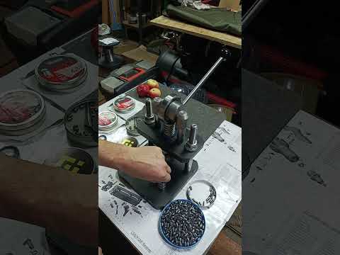 Видео: Пульки слаги на вертикальном настольном  прессе .