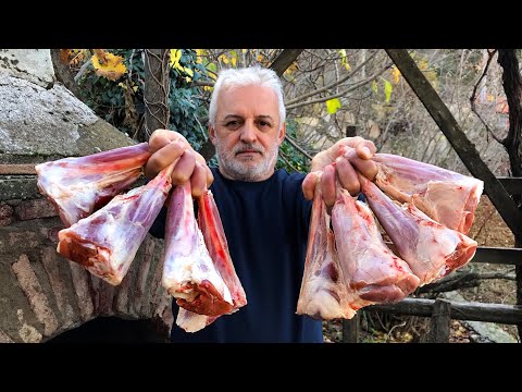 Видео: Рецепт рульки ягненка с нутом в глиняном горшочке | Кулинария на открытом воздухе