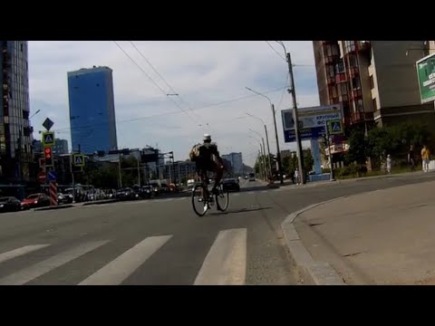 Видео: Иногда сложно понять логику велосипедиста