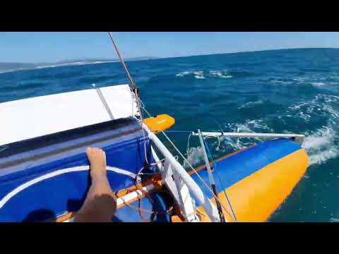 Видео: ТРИМАРАН КУЛИК-16 ТУР. РОВНАЯ ВОДА, ВЕТЕР 5 М/С.