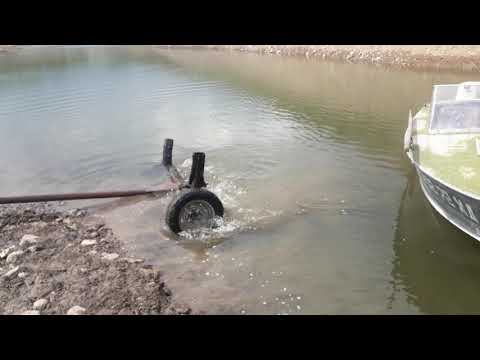 Видео: Лодка Прогресс,и вихрь 30, спустили наконец-то