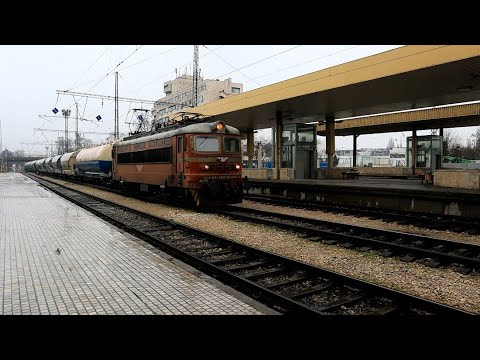 Видео: Влак на "БДЖ-ТП", начело с ветерана-локомотив 43 504 минава през дъждовната гара Пловдив...