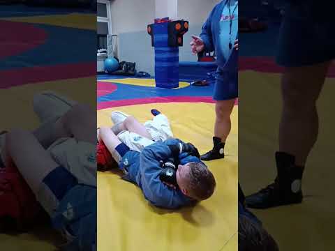 Видео: Самбо. Партер. Уход от удержания сбоку с выходом на болевой головой к ногам.